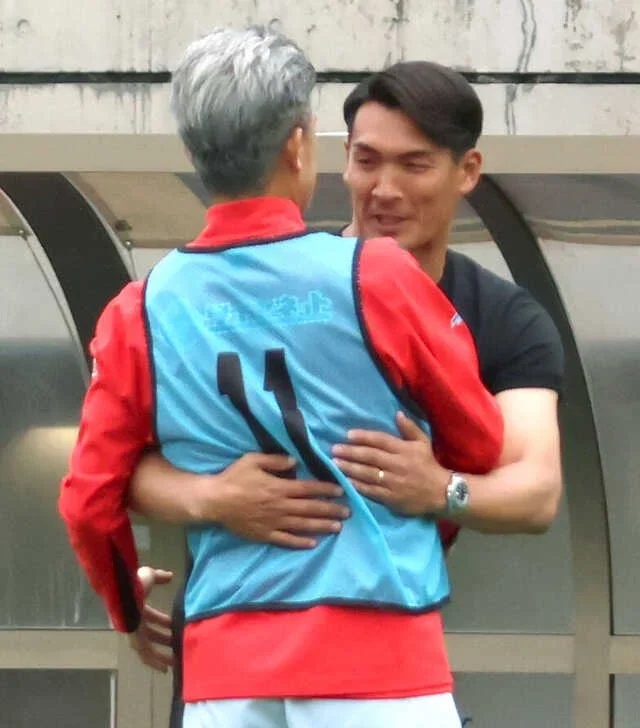 ６日の藤枝対福島戦で抱き合うカズ（手前）と槙野監督