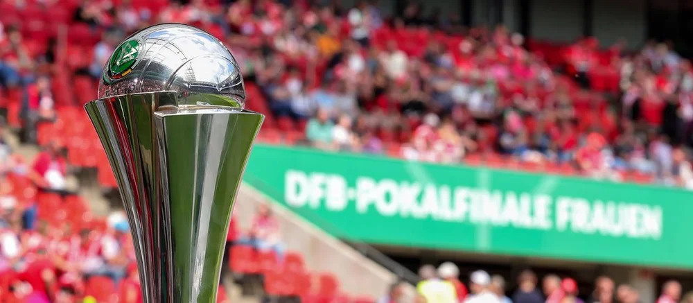 Die Trophäe des DFB-Pokals der Frauen